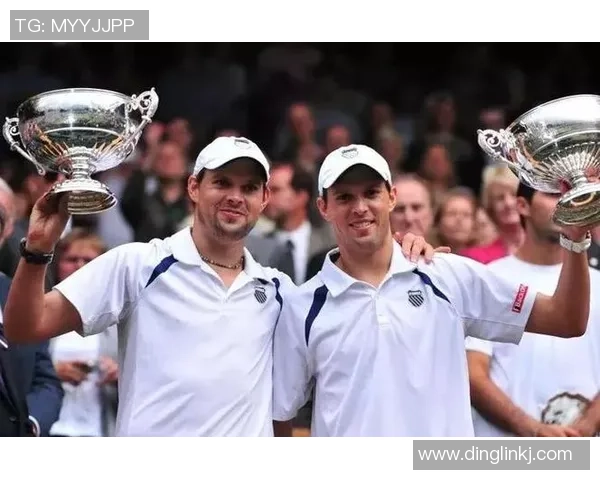 南京网球队默契配合展现实力联赛点评分析团队协作与战术执行